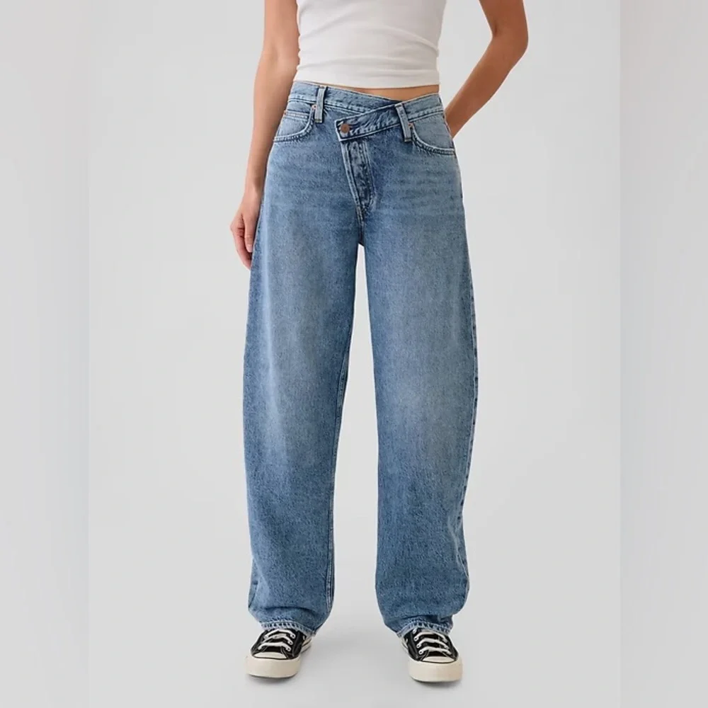 NWT! GAP Light High Rise Crossover Barrel Jeans - Size 30 / 10 🩷 #484783 - Picture 2 of 9